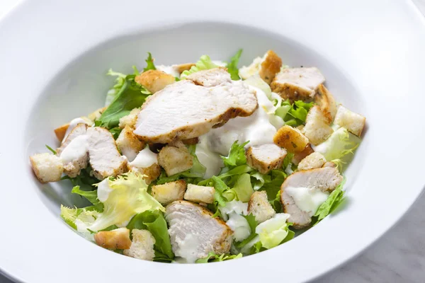 Salada Caesar Com Frango — Fotografia de Stock