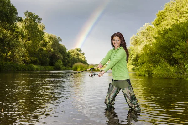 Mulher Pesca Rio Primavera — Fotografia de Stock