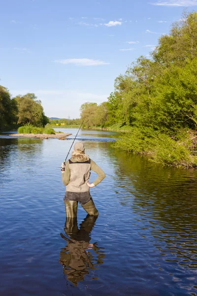 Baharda Nehirde Balık Tutma Kadın — Stok fotoğraf