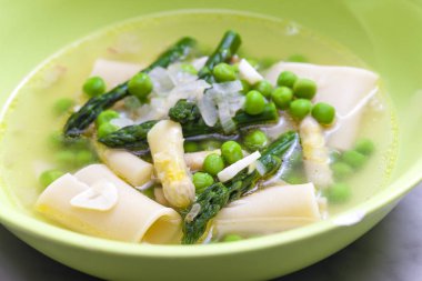 Makarna ve kuşkonmaz çorbası