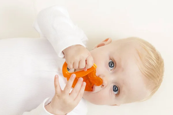 Porträt Eines Liegenden Babys Mit Einem Spielzeug — Stockfoto