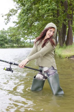 Baharda nehirde balık tutma kadın