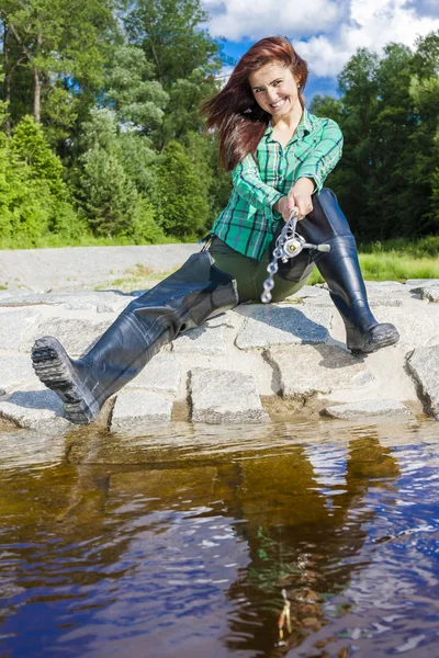 Donna Pesca Nel Fiume Primavera — Foto Stock