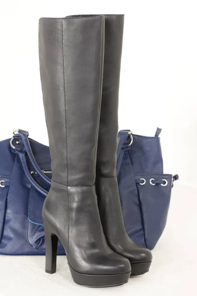 Botas Pretas Moda Com Uma Bolsa Feminina — Fotografia de Stock