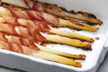 Beyaz kuşkonmaz pastırma ile pişmiş