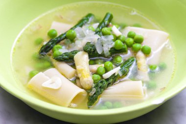 Makarna ve kuşkonmaz çorbası