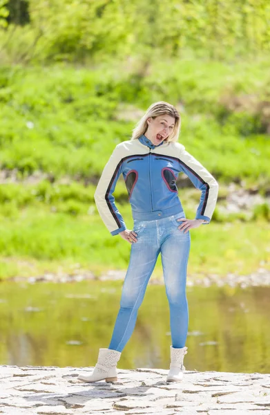 Vrouw dragen zomer laarzen — Stockfoto