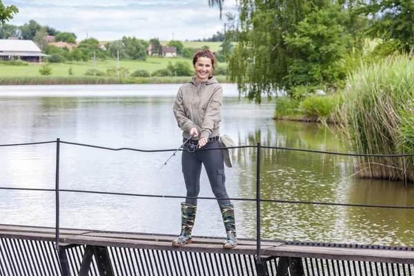 Woman fishing — Stock Photo, Image