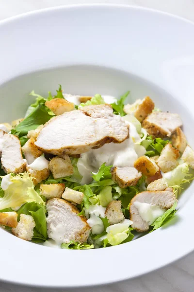 Salada Caesar com frango — Fotografia de Stock