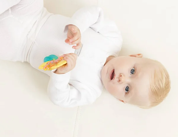 Baby met een stuk speelgoed — Stockfoto