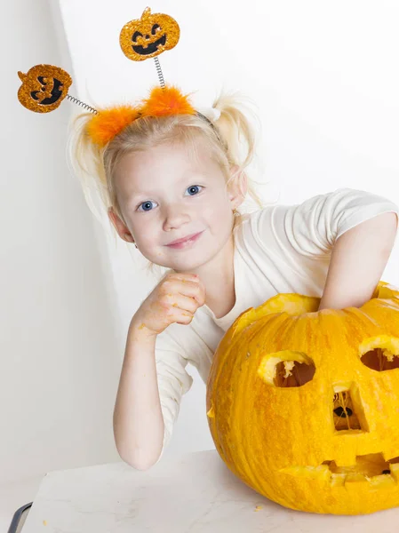 Kleines Mädchen schnitzt Kürbis für Halloween — Stockfoto