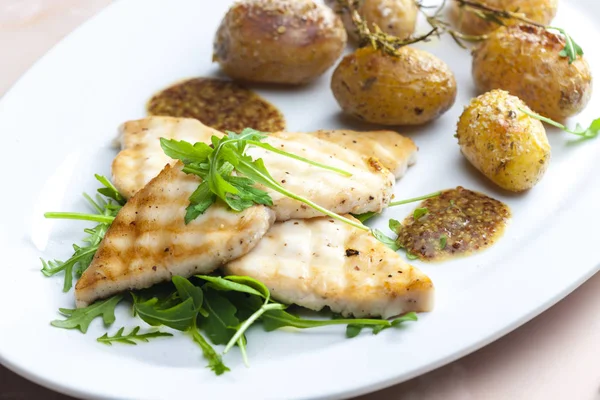 Gegrilde kabeljauw met aardappelen — Stockfoto