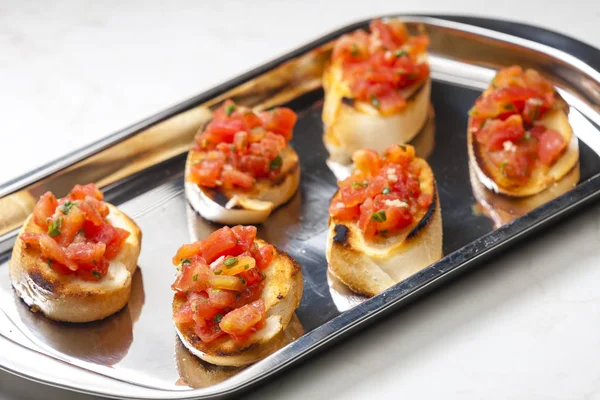 Rostad baguette med tomater och basilika — Stockfoto