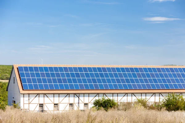 Paneles solares y cielo azul —  Fotos de Stock