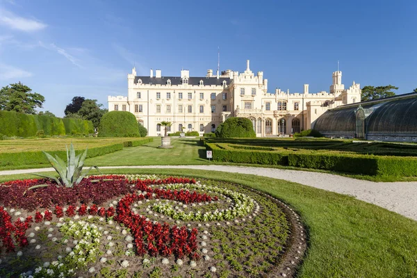 Lednice Palast mit Garten, Tschechische Republik — Stockfoto