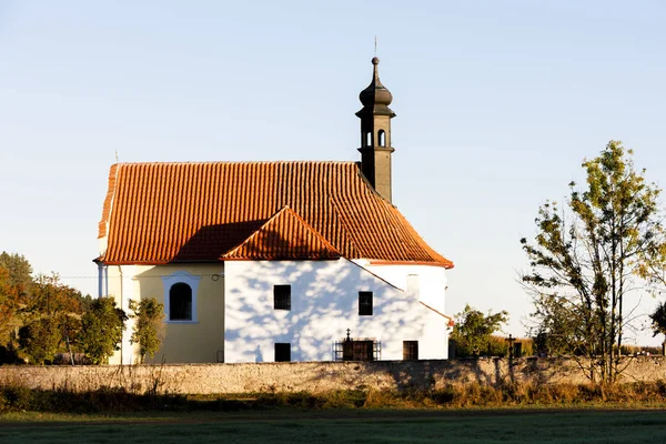 スマヴァのラビ近くの教会。Czech Republic - — ストック写真