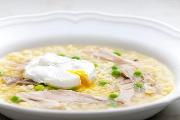 Птичий суп с яйцом — стоковое фото