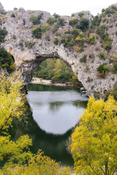 Pont d 'Arc met rivier de Ardeche, Frankrijk — Stockfoto