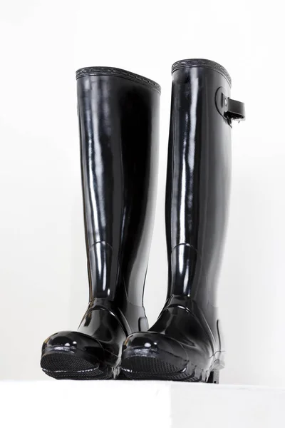 Damskie czarne gumowe buty — Zdjęcie stockowe