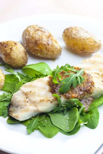 Gös med spenat och kokt potatis — Stockfoto