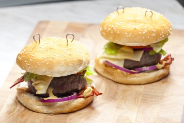 sığır eti burger peynirli