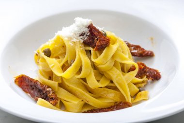 Kurutulmuş domatesli makarna