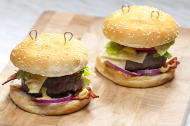 sığır eti burger peynirli