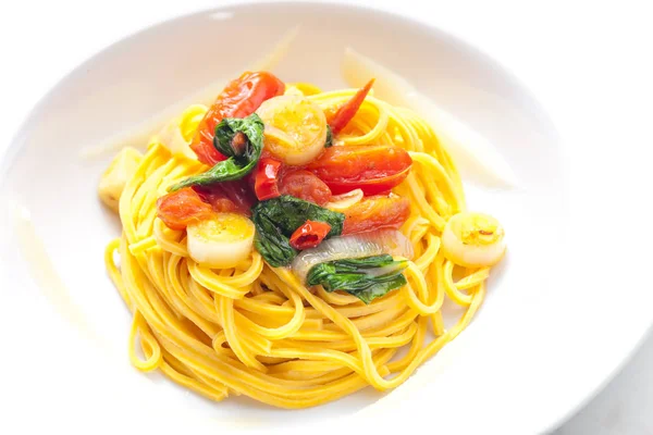 Spaghetti con peperoncino e spinaci — Foto Stock