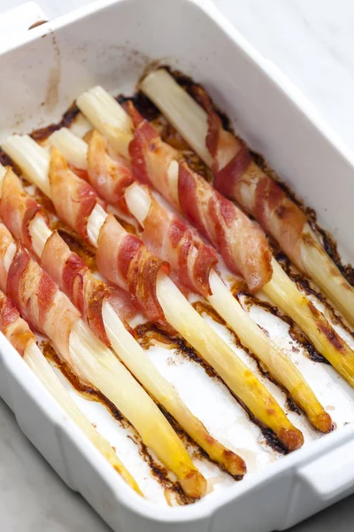 Weißer Spargel mit Speck gebacken — Stockfoto