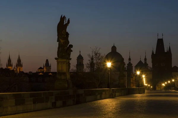 Charles Bridge at Sunrise, Praga, República Checa — Fotografia de Stock