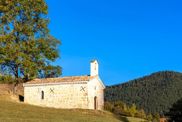 Chapelle dans paysage d'automne, Provence, France — Photo