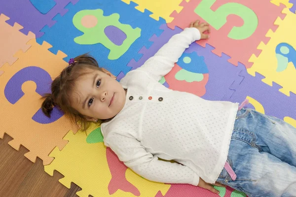 Fille dans la chambre des enfants, République tchèque — Photo