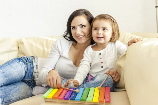 Mother and child playing at home — Stock Photo, Image