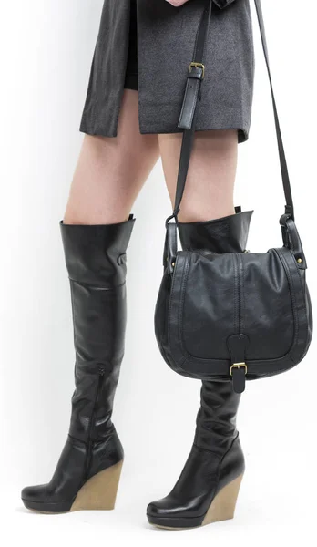 Détail femme portant des bottes avec un sac à main — Photo