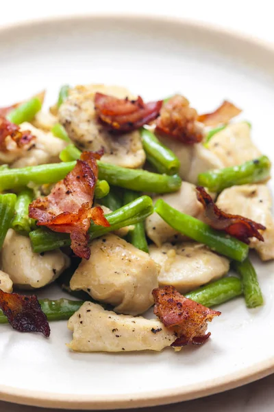 Naturaleza muerta de la carne de pollo con judías verdes y tocino —  Fotos de Stock