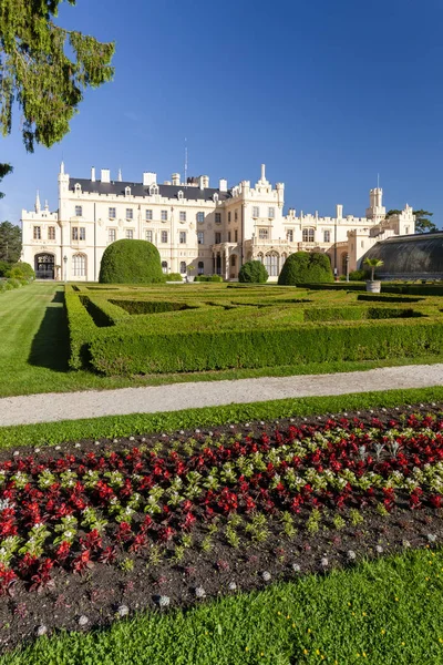 Lednice Palace com jardim, República Checa — Fotografia de Stock