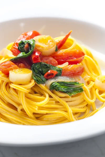 Spaghetti with chilli tomatoes and spinach — Stock Photo, Image