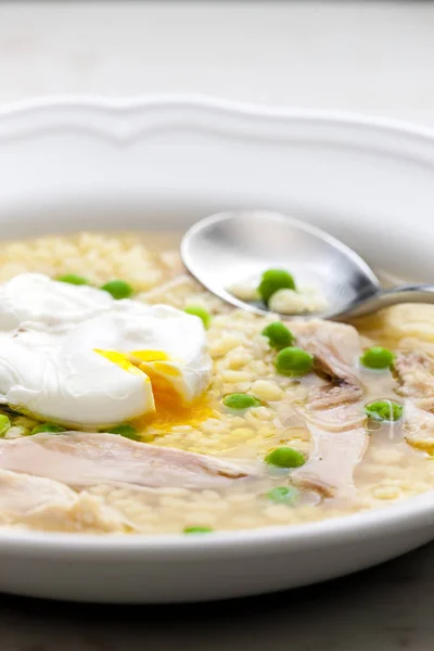 Bodegón de sopa de aves con huevo — Foto de Stock