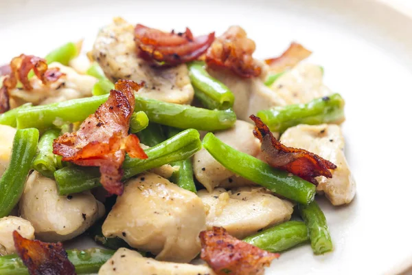 Naturaleza muerta de la carne de pollo con judías verdes y tocino —  Fotos de Stock