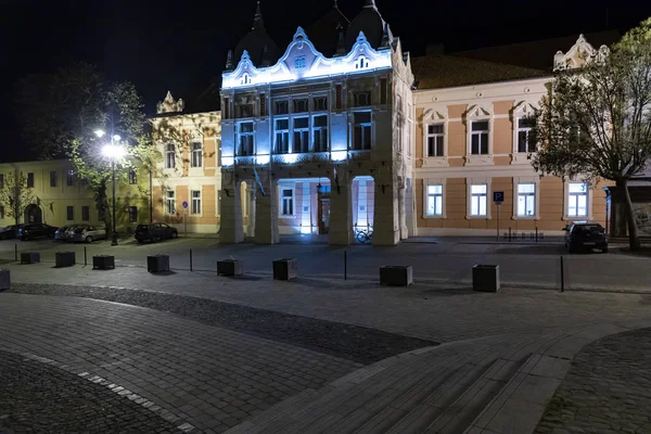 Noční pohled na náměstí v Szekszard, Maďarsko — Stock fotografie