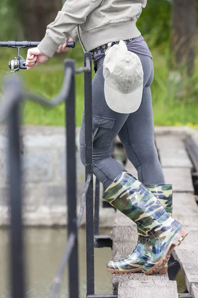 Mujer pescando — Foto de Stock