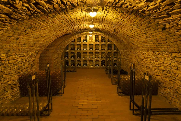 Vinflaskor i arkivkällaren, Ezerjo, Ungern — Stockfoto