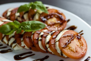 Balzamik kremalı klasik caprese salatası.