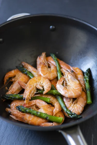 Gegrilde garnalen met groene asperges — Stockfoto