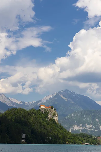 Lago Bled com montanhas na Eslovénia — Fotografia de Stock