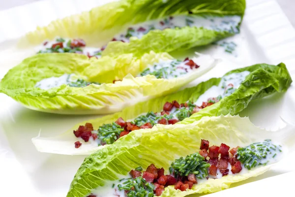 Naturaleza muerta de la ensalada romana con tocino — Foto de Stock