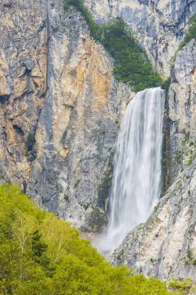 Vodopád Boka u řeky Soca ve Slovinsku — Stock fotografie