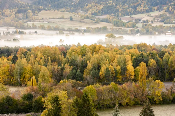 Осенний пейзаж в центре Прованса, Франция — стоковое фото