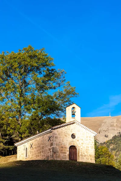 Capela no outono paisagem, Provence, França — Fotografia de Stock