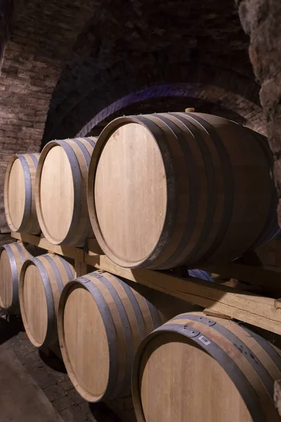 Barricas de vino en la bodega, Szekszard, Hungría — Foto de Stock